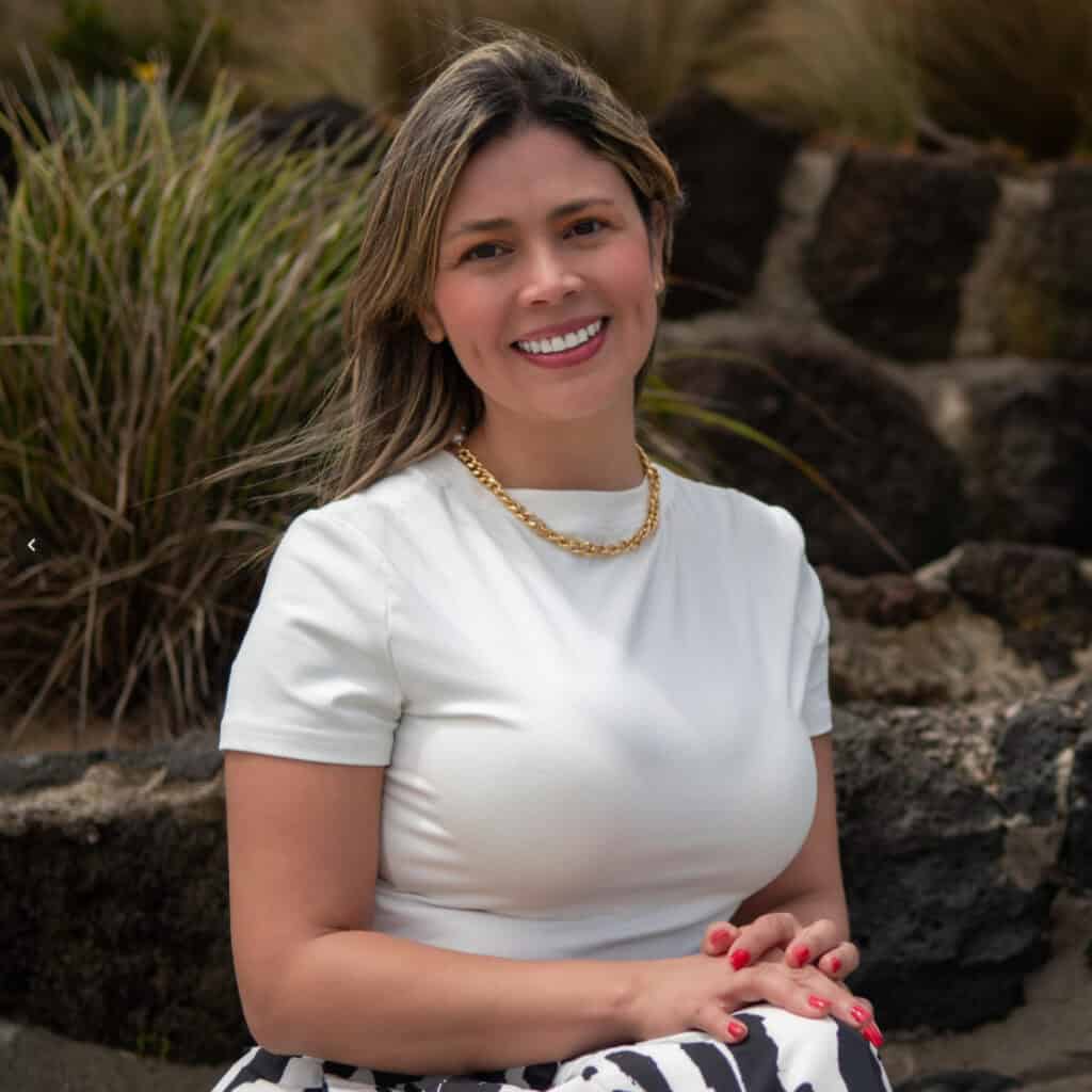 Cristina Carvajal, profesional en coaching y desarrollo personal, en un entorno natural, transmitien.