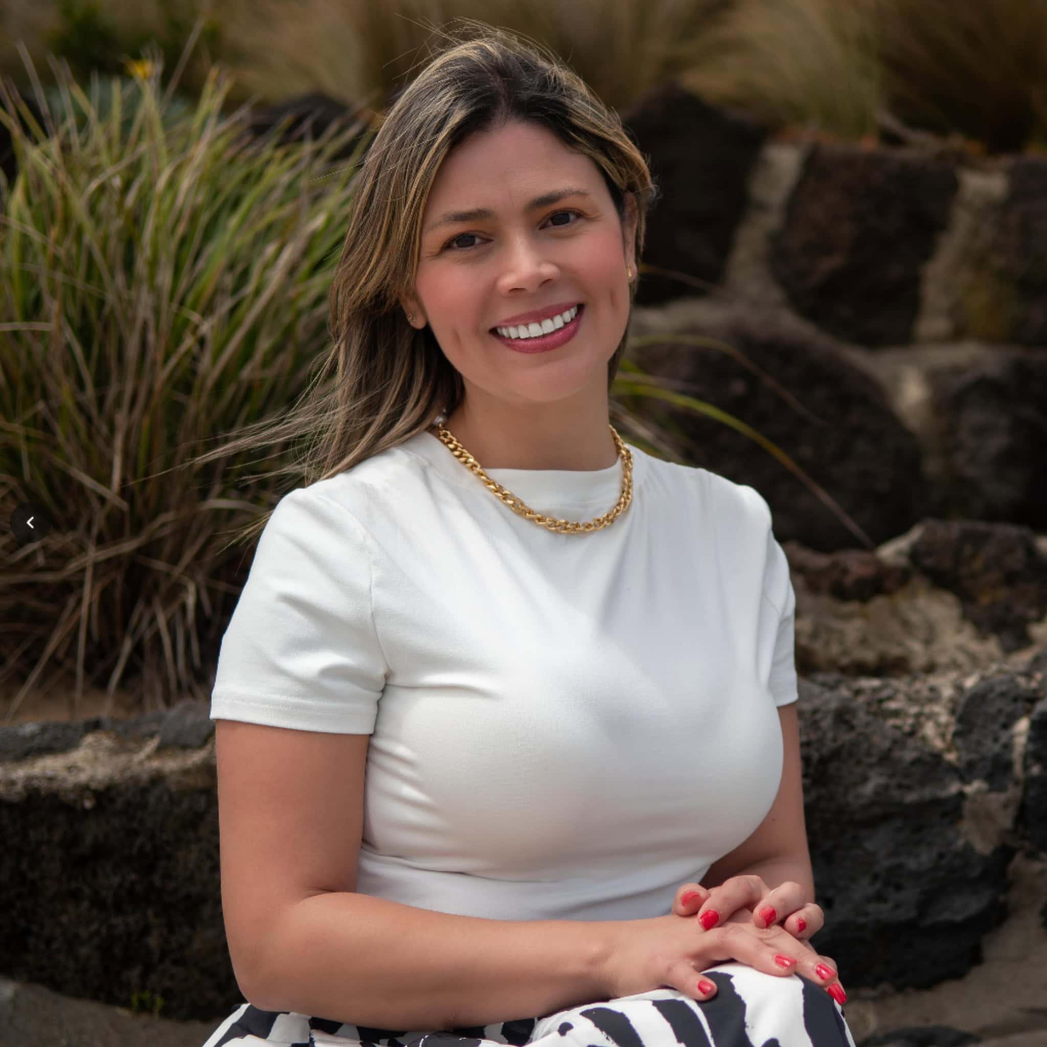 Cristina Carvajal, profesional en coaching y desarrollo personal, en un entorno natural, transmitien.