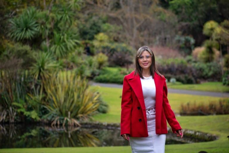 Cristina Carvajal en un entorno natural, reflejando la idea de migrar y comenzar de nuevo con confia.